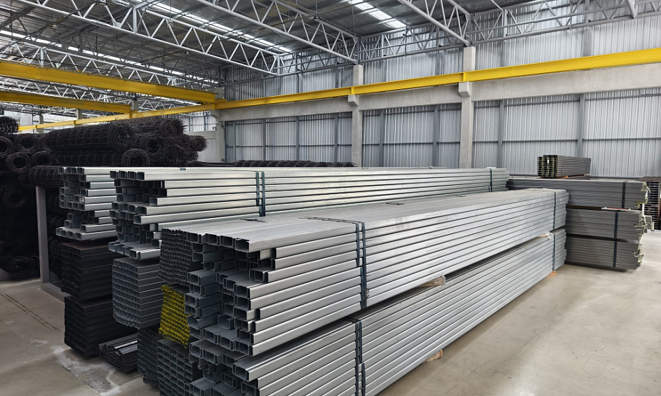 Atelier d'aluminium complet à vendre à Ajman - Équipements, stock et bail d'entrepôt 1