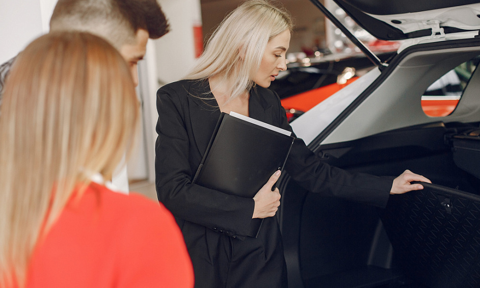 Showroom prêt disponible à Al Qouz adapté au commerce automobile 1