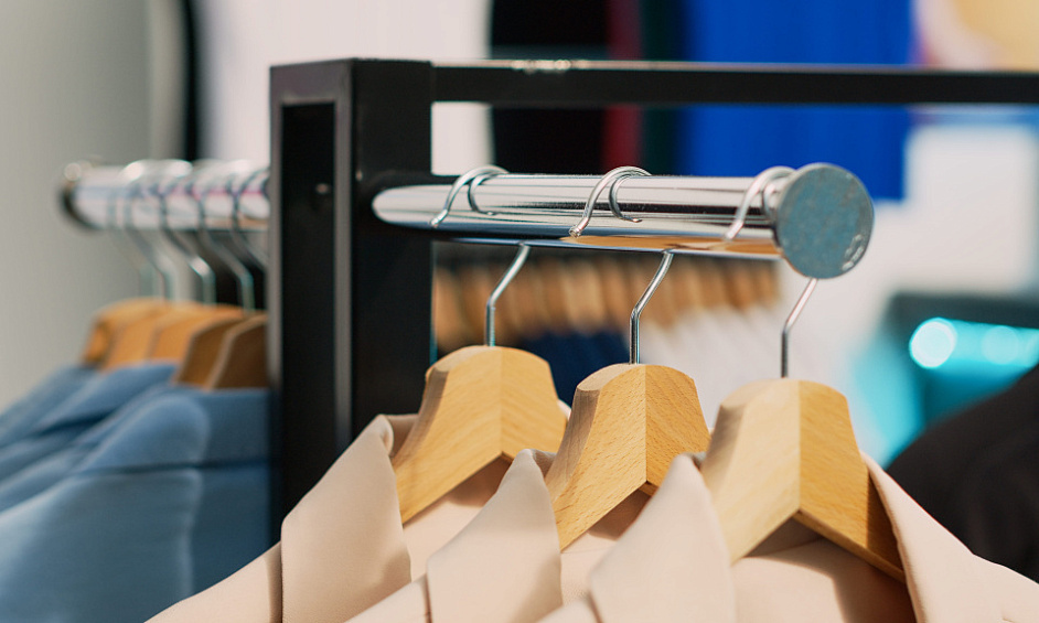 Magasin De Vêtements & Atelier De Couture Établi À Vendre 1